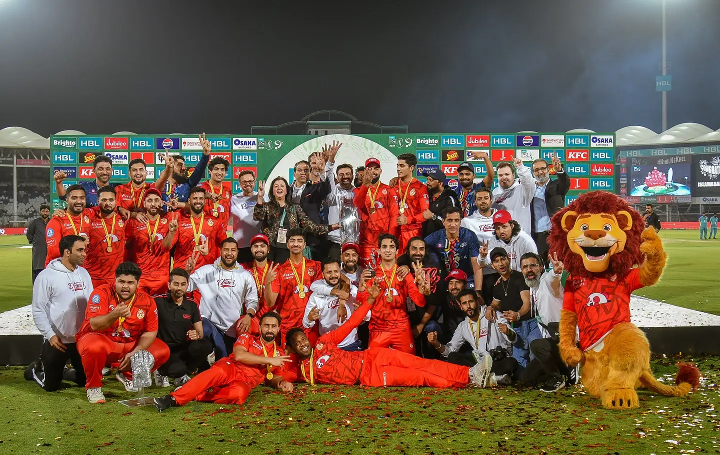 Islamabad United with trophy